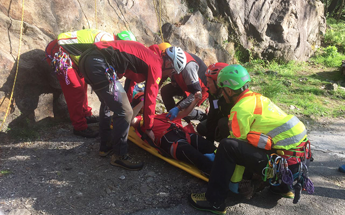 Cade sul sentiero e si rompe una caviglia: portata a valle dal Soccorso alpino