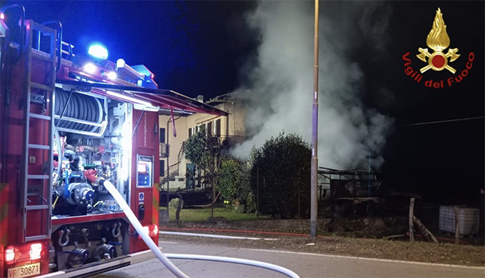 A fuoco un capanno per gli attrezzi: danni contenuti, nessun ferito