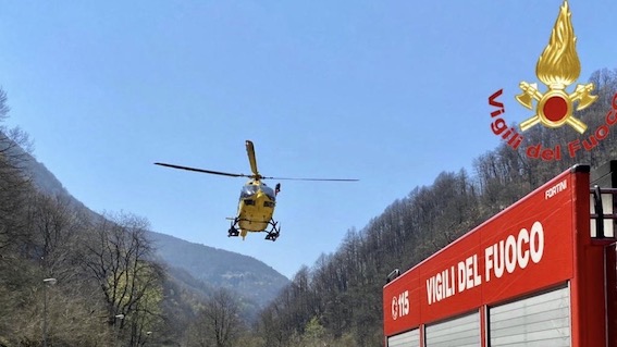 Varesotto: intervento di vigili del fuoco ed elisoccorso per soccorrere persona che necessita di ricovero ospedaliero