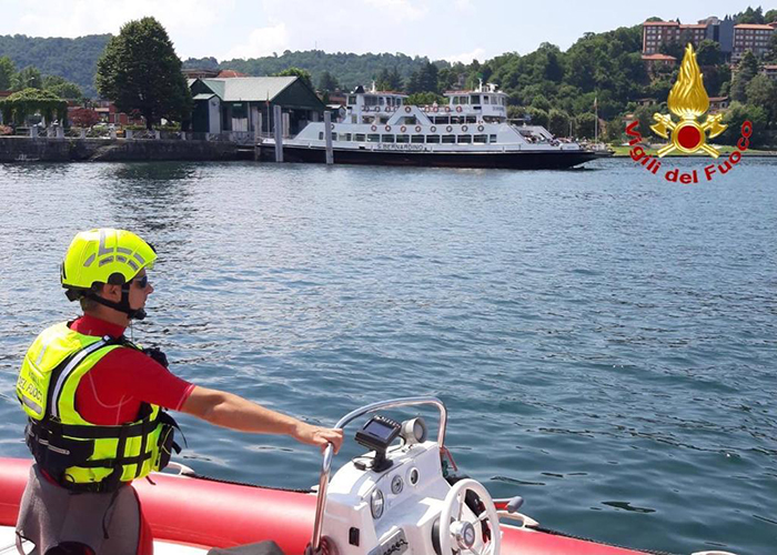 Donna si inabissa nelle acque del lago Maggiore: elicottero e sommozzatori in azione