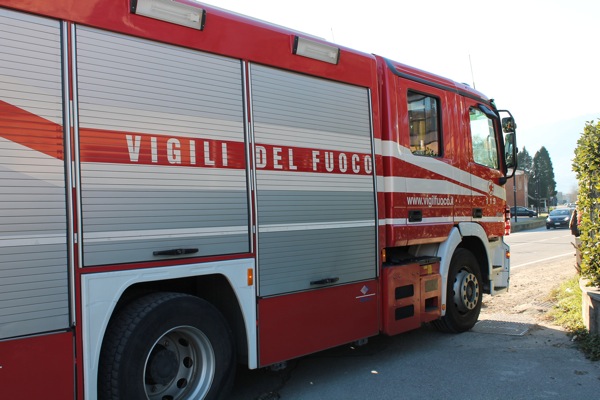 Bloccata in montagna chiede aiuto ai vigili del fuoco