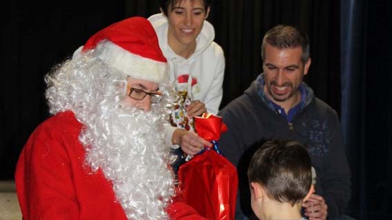 Avis Arona: sabato spettacolo di magia e Babbo Natale con i doni