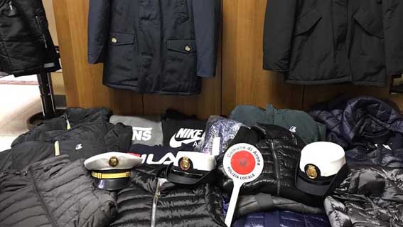 Arona, la polizia locale sequestra abbigliamento con marchi contraffatti