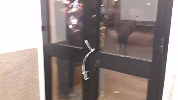 Problemi alle porte in stazione: vetri rotti e niente maniglie
