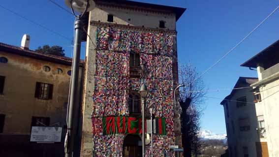 Divignano, maxi coperta all'uncinetto per la torre del castello. Foto