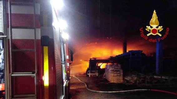 Oleggio Castello, incendio in una segheria