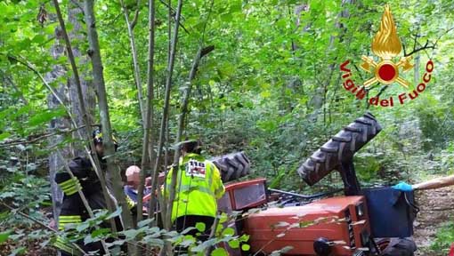 Invorio, resta incastrato sotto il trattore ribaltato: liberato dai vigili del fuoco