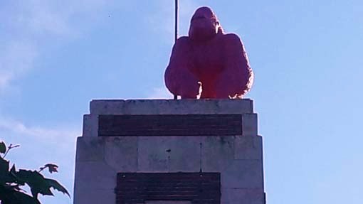 Arona, the Pink Kong svetta dalla torre dell'orologio
