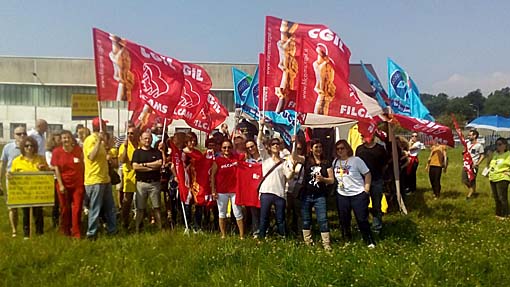Pombia: manifestazione dei dipendenti Mercatone Uno