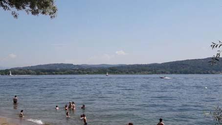 Arona, controlli per far rispettare il divieto di balneazione nelle zone pericolose