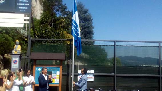 Arona, issata la Bandiera blu 2019. Foto