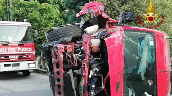 Invorio, auto si ribalta in curva:  ferita una donna
