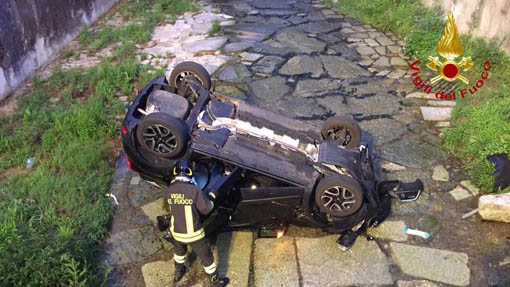 Meina, auto sfonda parapetto e si ribalta nell'alveo di un corso d'acqua. Foto