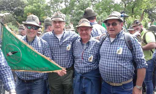 Massino Visconti, delegazione del Gruppo Alpini all'adunata nazionale di Milano. Foto