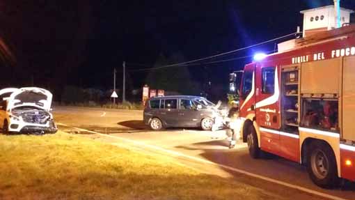 Meina, frontale fra due auto: due feriti
