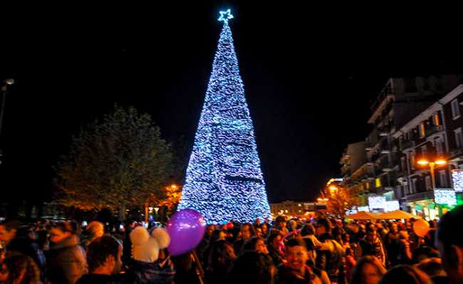 Domenica con l'accensione dell'albero e delle luminarie al via "Arona Lake&Shopping Christmas"