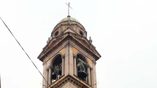 Castelletto Ticino: campanile illuminato di viola per la prevenzione del tumore al pancreas