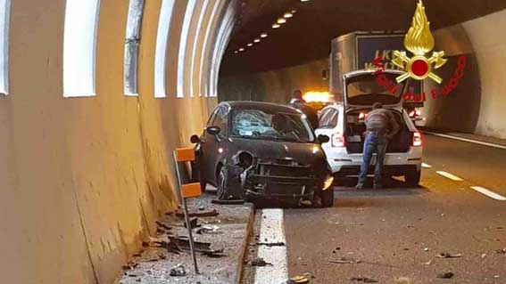 Incidente in galleria dell'A26: le foto