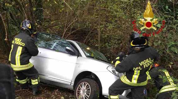 Paruzzaro, incidente fra tre auto sulla sp142: due persone rimaste incastrate fra le lamiere