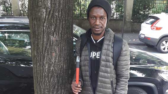  Abel, dalla Nigeria ad Arona dove raccoglie le foglie per strada
