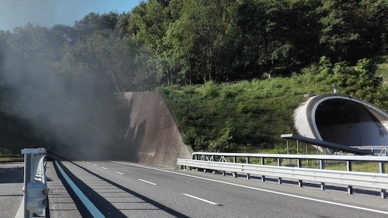 A26: auto in fiamme in una galleria