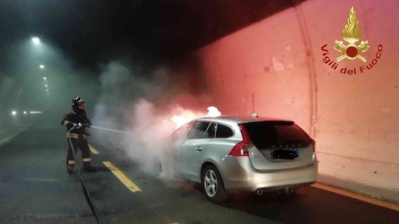Incendio di un'auto in una galleria della A26. Le foto