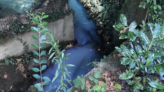  Castelletto Ticino, un residente parla del nuovo sversamento in un canale