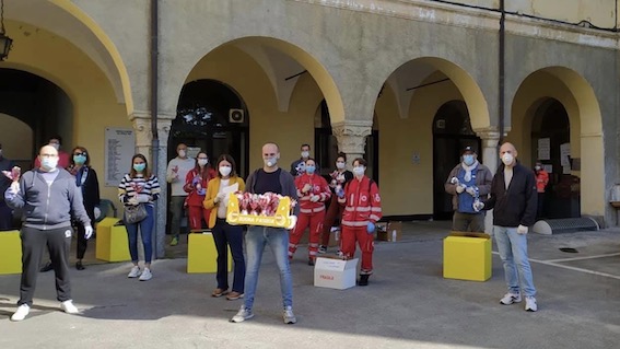 Arona, iniziata la consegna delle uova di Pasqua ai bambini