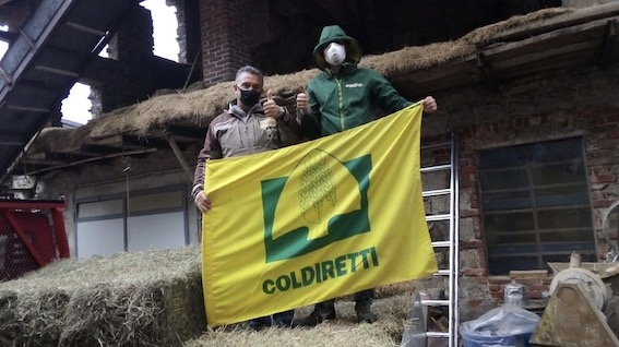 Agricoltori di Coldiretti donano foraggio, frutta e altro per gli animali del Safari Park