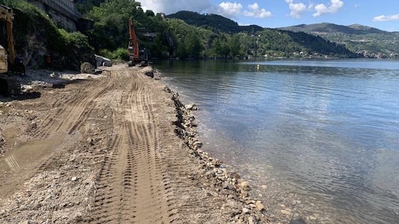 Arona, lavori per innalzare la spiaggia verso il Cit Bar