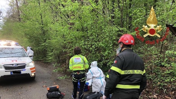 Accusa un malore e perde l'orientamento in un bosco: uomo soccorso nel Varesotto