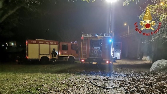 Incendio in un deposito di Laveno Mombello