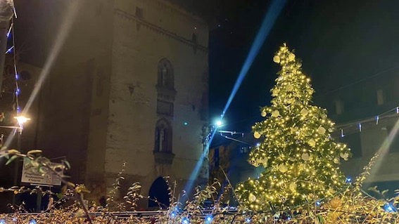 Divignano: terminata la posa degli addobbi natalizi