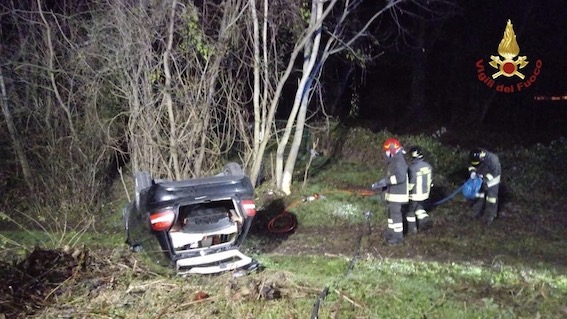 Arona, auto esce di strada e si ribalta
