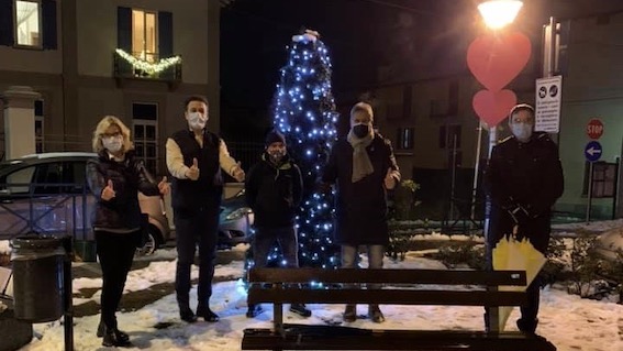 Acceso l'albero di Natale a Mercurago
