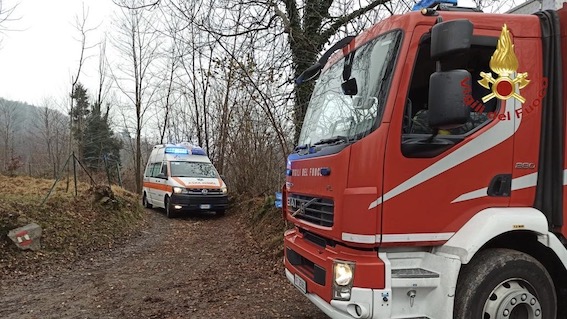 Nebbiuno, cade lungo un sentiero e s'infortuna: soccorso dai vigili del fuoco