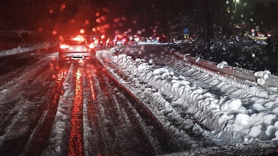  SS32 in tilt per neve a Borgo Ticino, il sindaco: "Non si chiude l'autostrada senza pianificare il traffico su statali o provinciali"