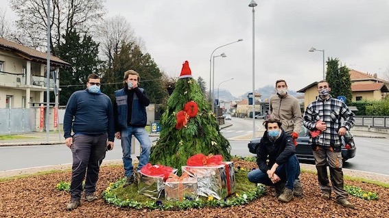  Arona, studenti del "Cavallini" addobbano la rotonda di via Milano