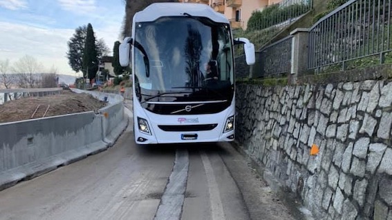 Arona, riaperta la SS33 a senso unico alternato