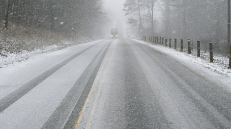 Borgo Ticino: alcuni mezzi fuori strada sulla SS32 Ticinese a causa delle neve