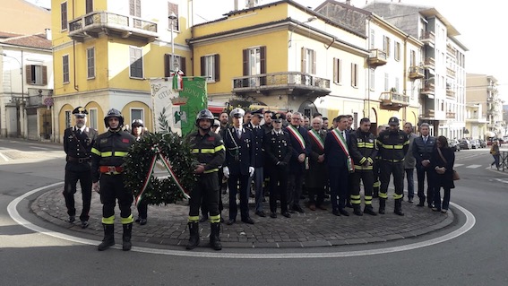 Arona, intitolata la rotonda ai Caduti del Corpo dei vigili del fuoco. Foto