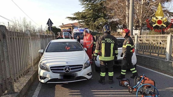 Castelletto Ticino, due auto coinvolte in un incidente: una donna incastrata nelle lamiere