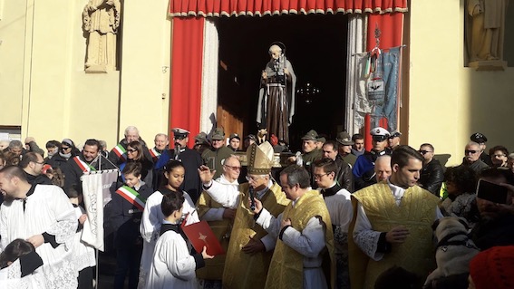 Sant'Antonio: a Castelletto Ticino tanti animali in piazza per la benedizione. Foto