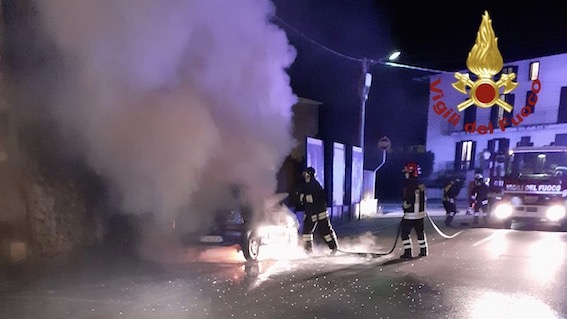 Intervento dei vigili del fuoco ad Arona per lo spegnimento di un'auto in fiamme