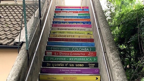 Arona, la passerella sulla ferrovia diventa una "maxi libreria"