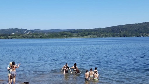 Arona, bagnanti alla foce del Vevera