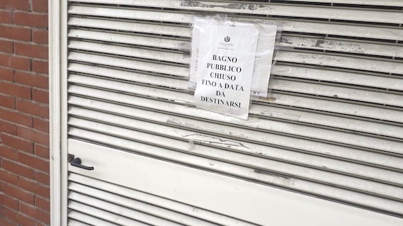 Arona, ancora chiusi i bagni pubblici