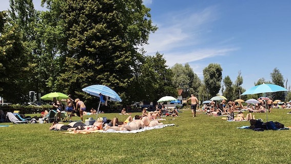 Dormelletto, tanta gente alla spiaggia del Pirolino