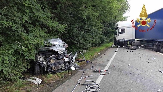 Scontro camion-auto a Paruzzaro: le foto