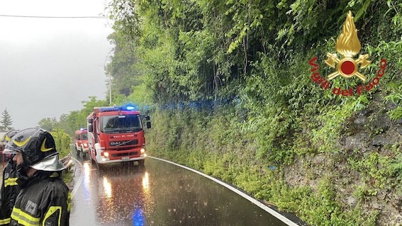 Movimento franoso sulla provinciale 69 nel Varesotto: strada chiusa